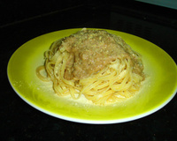 Linguini ao molho de atum e salsa desidratada