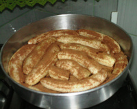 Bolo de banana caramelada e massa de polentina