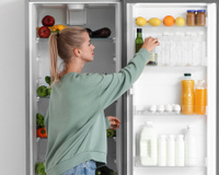 Coloquei esse acessório de escritório na porta da geladeira e foi o truque de organização mais inteligente que já testei