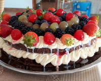 Naked cake de chocolate com brigadeiro branco e frutas vermelhas