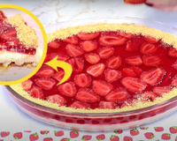 Torta espelhada de morango na travessa salva a sobremesa de qualquer ocasião: doce lindo e fácil de fazer