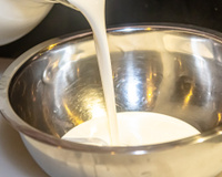 Confeiteira explica de uma vez por todas qual o melhor creme de leite, fresco ou de caixinha, para as suas sobremesas