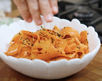 Salada de cenoura pra começar bem a semana: receita com ingredientes que dão um toque especial ao prato