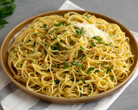 Clássico, rápido e impossível de resistir: macarrão alho e óleo pronto em 10 minutos pra fazer qualquer dia da semana