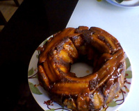 Bolo de chocolate com banana caramelizada