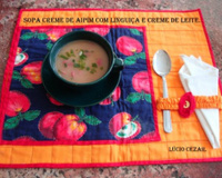 Sopa creme de aipim (mandioca) com linguiça e creme de leite