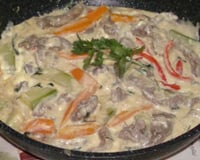 Iscas de carne com legumes cremoso