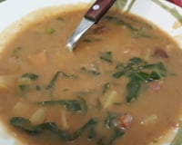 Caldo de feijão com linguiça calabresa