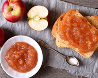 Molho de maçã caseiro fácil: você só precisa de 2 ingredientes, um pote e 30 minutos para fazer a receita perfeita para bolos, panquecas e biscoitos