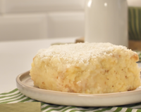 Bolo gelado de coco e molhadinho: sempre faço essa receita quando quero impressionar as minhas visitas e todo mundo pede mais uma fatia