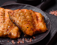 Peixe grelhado inteiro sem grudar na frigideira: este truque de chef funciona de verdade