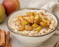 Mingau de aveia com maçã cozida, iogurte e nozes: um café da manhã completo com fibras, proteínas e gorduras saudáveis