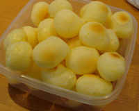 Pão de queijo com bastante queijo
