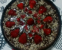 Torta de biscoito de chocolate recheado de baunilha, chocolate e morangos