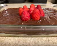 Bombom de morango na travessa