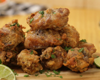 Esse é jeito certo de fazer um bom frango à passarinho: crocante por fora, bem temperado e macio por dentro