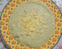 Sopa cremosa de brócolis com bacon