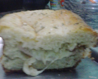 Pão caseiro recheado com queijo e presunto