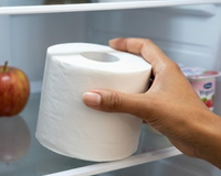 Quase ninguém sabe: colocar papel higiênico na geladeira é o truque mais simples e eficiente que já testei