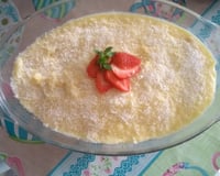 Pavê de leite condensado decorado com morangos