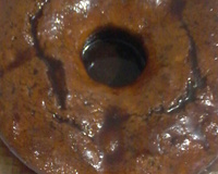 Bolo de cenoura com calda de chocolate que derrete na boca