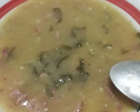 Caldo de macaxeira (mandioca) com charque (carne seca)