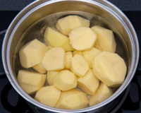 O que adicionar à água ao cozinhar batatas: elas cozinham mais rápido e ficam mais saborosas