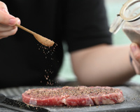 Nem alho, nem cebola: esse é o tempero simples e barato que deixa qualquer carne muito mais saborosa