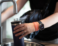 Adeus garrafa térmica imunda: descobri uma mistura simples com água sanitária que realmente mata bactérias e fungos