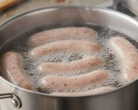 O segredo do vinagre na água da linguiça que ninguém te contou: com apenas uma colher você verá a diferença