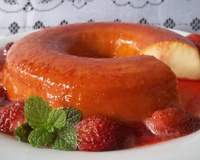 Pudim de iogurte com calda de morango