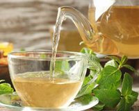 Nutricionista indica chá de duas ervas queridinhas para aliviar cólicas e eliminar gases