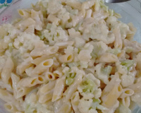 Macarrão com molho branco e couve-flor