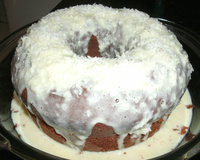 Bolo de chocolate com cobertura branca