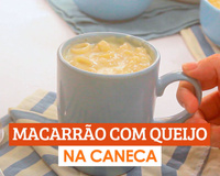 Macarrão com queijo na caneca 