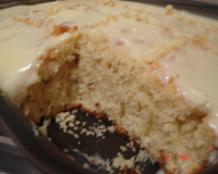 Bolo de abacaxi com cobertura de baunilha