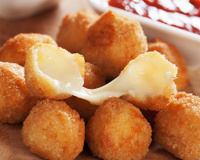 Bolinha de queijo com apenas 3 ingredientes e que dá para fazer até na airfryer fica crocante por fora e queijudo por dentro