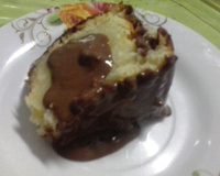 Bolo de melão com calda de chocolate