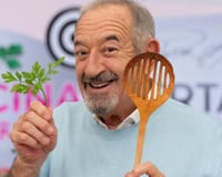 Karlos Arguiñano, 77 anos: "Tomo café com leite, pão com azeite e frutas no café da manhã e faço 45 minutos de alongamento. Levanto às 6h30."