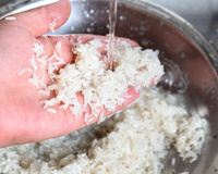 Lavar arroz é realmente necessário? Entenda de uma vez por toda quais são as vantagens e desvantagens do hábito