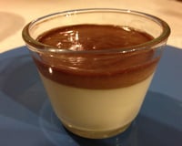 Doce gelado de coco com chocolate