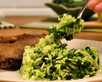 Pouca gente sabe, mas o segredo do arroz de brócolis bem verdinho está em um ingrediente simples que todo mundo tem em casa