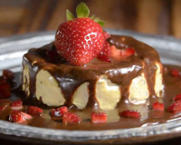 Bombom de morango na travessa