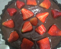 Torta de biscoito de chocolate recheado de baunilha, chocolate e morangos