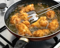 Chega de fogão engordurado: esse é o truque rápido para evitar respingos durante a fritura, funciona sempre