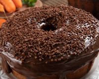 Nem dá pra acreditar que esse bolo de cenoura com chocolate fica pronto em 10 minutos e sai perfeito toda vez!