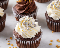 Perigo escondido no glitter de bolos e doces: por que só se fala nisso nas redes sociais e o que é verdade sobre o alerta da vez