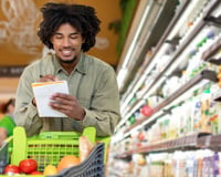 Segundo a psicologia, pessoas que escrevem sua lista de compras no papel em vez de usar o celular não são antiquadas, mas seu processamento mental é diferente