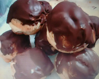 Carolina com cobertura de chocolate, recheada com sorvete ( profiterólis)