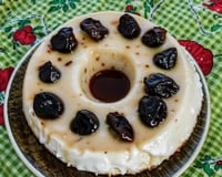 Manjar de coco com calda de ameixa